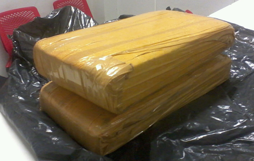 PM apreende cocaína e dois tijolos de maconha