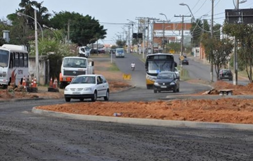 Nova rotatória recebe os serviços de pavimentação