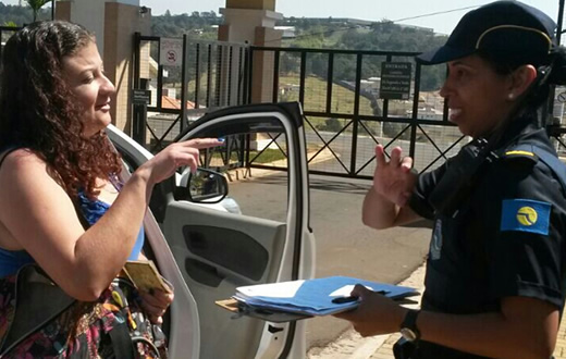 GCM atende mulher deficiente  na Prefeitura‏