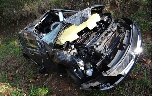 Acidente destrói carro na Rodovia Domingos Sartori