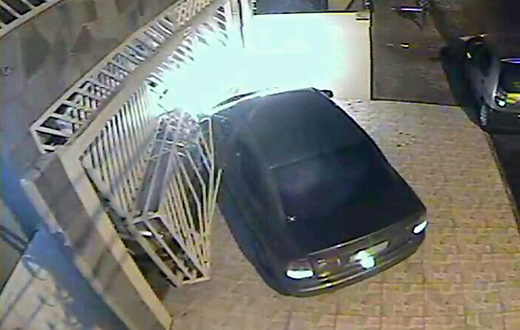 Carro desgovernado bate contra garagem no centro