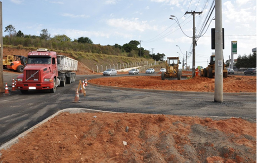 Postes de rotatória serão retirados nesta segunda-feira