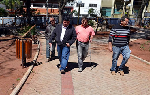 Trigo acompanha colocação de piso tátil em praça