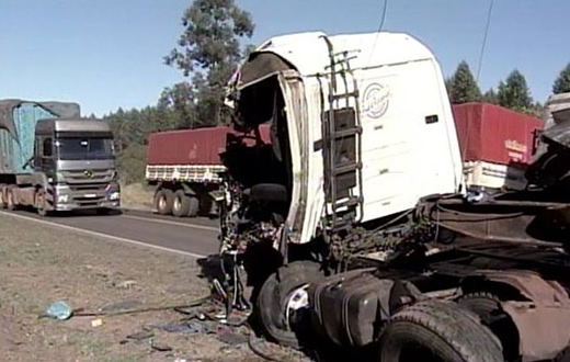 Acidente entre carretas deixa vítima fatal em rodovia