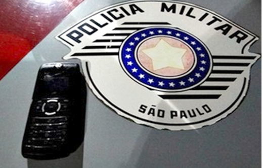 Rapaz é preso após furtar celular de comerciária