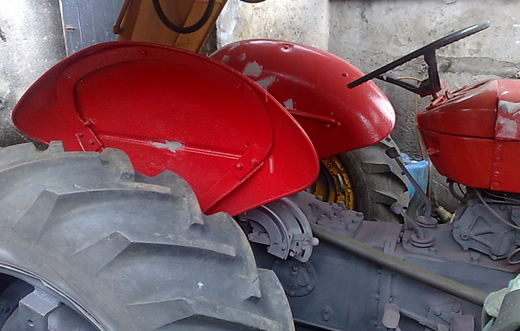 Dupla armada invade fazenda e rouba trator