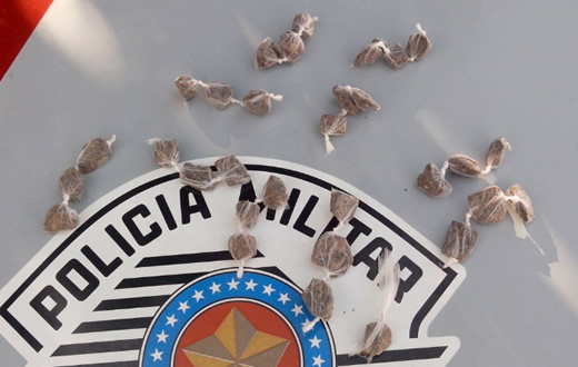 Adolescente é apreendido com 30 parangas de maconha