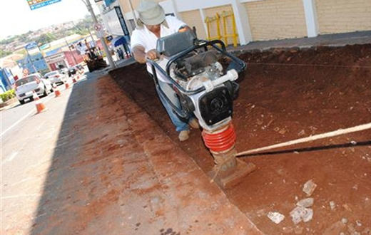 Avenida Santana ganha bolsões de estacionamento