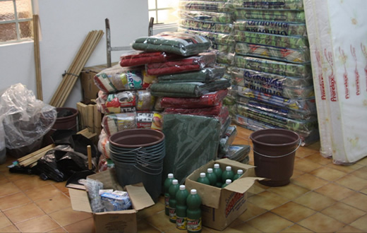 Defesa Civil assiste famílias que perderam bens