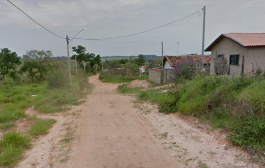 Dupla armada em motocicleta assalta transeunte