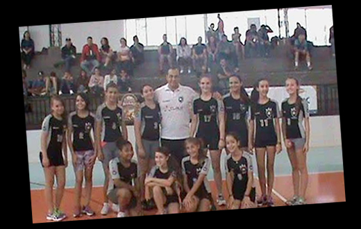 Pré-mirim de voleibol da AAB joga contra Embraer