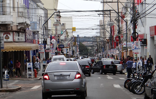 Prefeito discute com o comércio os enfeites de Natal