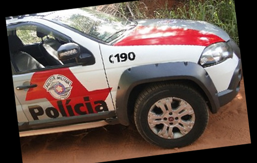 Marginal invade supermercado para assaltar adolescente