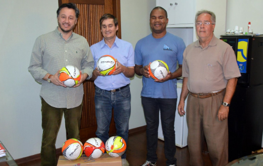 Vereador recebe bolas adaptadas para deficientes