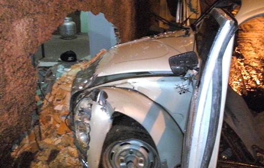 Veículo desgovernado bate em muro de escola em Itatinga