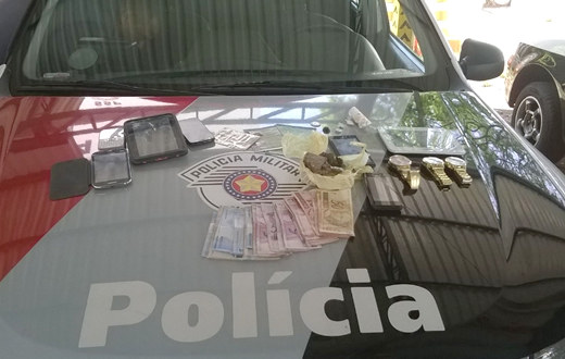 PM flagra rapaz enterrando droga em terreno