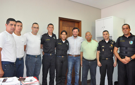 Prefeito recebe cinco novos guardas municipais