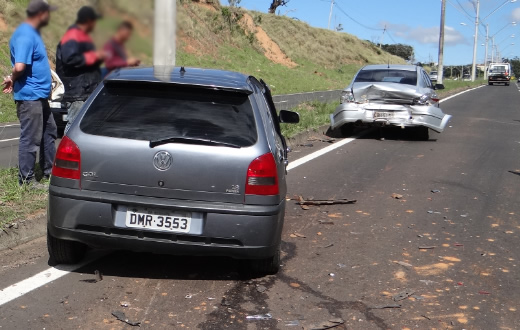 Quatro carros se envolvem em acidente em rodovia