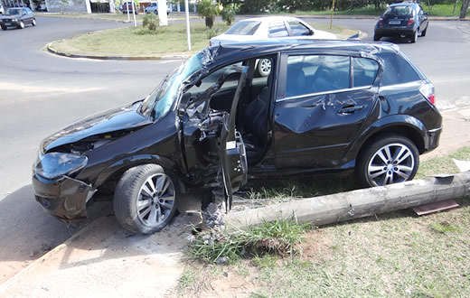 Vectra derruba poste de energia em acidente na Cohab I