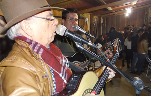 Violeiro Tavares reúne diversos parceiros no Bairro Demétria