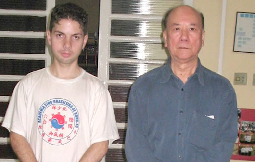 Professor mescla saúde física e  mental com arte marcial