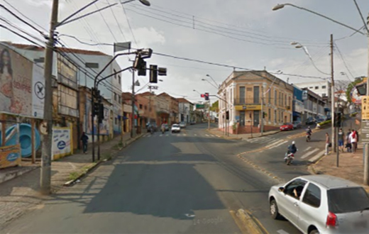 Mulher é assaltada em cruzamento de avenidas