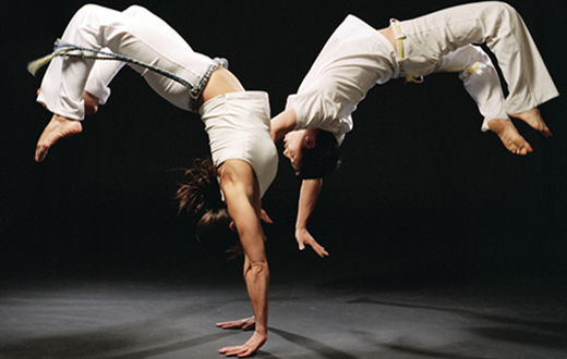 Aulas de capoeira beneficiam dezenas de pessoas