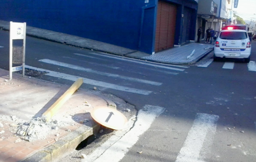 Veículo desgovernado bate contra três postes no centro