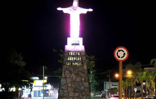 Outubro Rosa ilumina Cristo de avenida em São Manuel