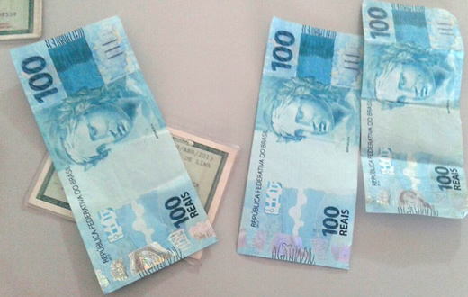Dupla é presa por passar notas falsas no comércio