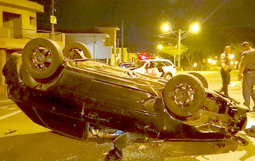 PM registra capotamento de veículo em avenida