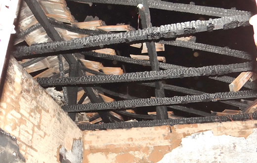 Bombeiros combate incêndio numa residência da Cohab I