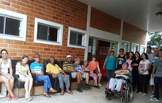 Servidores da Câmara organizam café no asilo