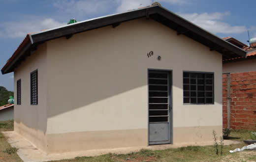 Casa acaba incendiada após crime de furto