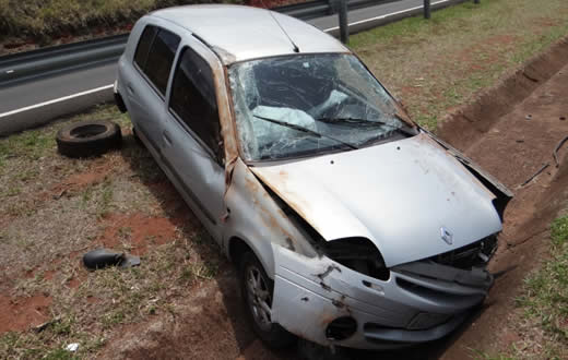 Imperícia de motociclista resulta em um capotamento