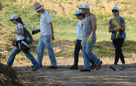 Projeto leva estudantes coletar lixo em córrego