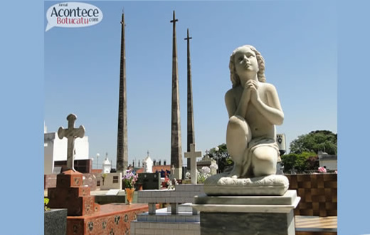 Comunidade faz limpeza de túmulos para o Finados