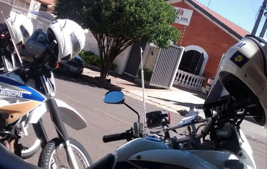 Guarda Municipal flagra uso de entorpecente em praça