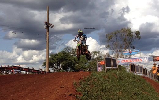Pilotos de Botucatu pleiteiam pista para treinamentos