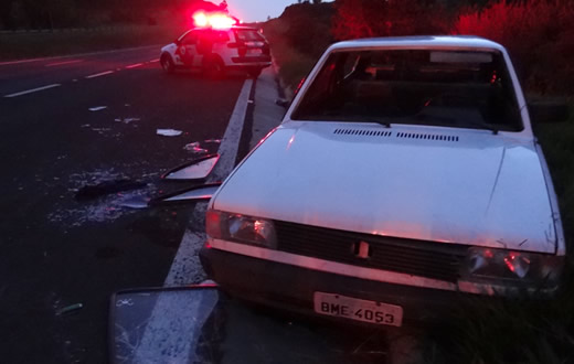 Veículo fugindo da PM acaba tombando na Castelinho