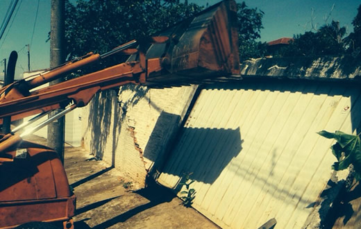 Defesa Civil faz demolição de muro em risco de queda