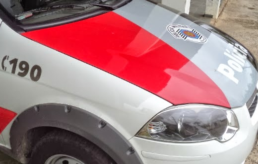 PM localiza entorpecente em banheiro público