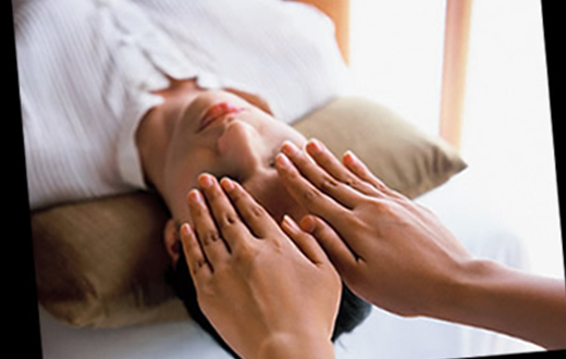 Terapeuta holístico ministra curso de Reiki