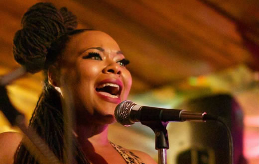 Texana Jai Malano apresenta-se em Botucatu