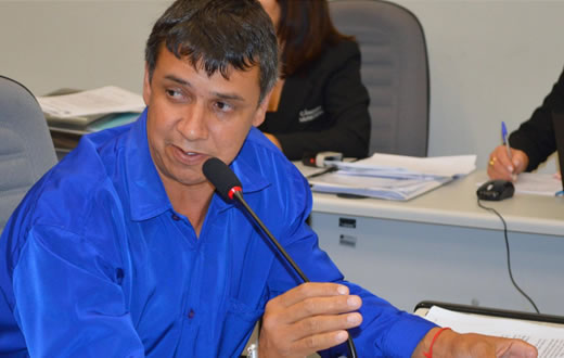 Parlamentar cobra conclusão de obras em escola