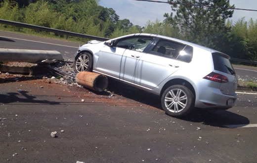 Carro bate contra poste da CPFL em rodovia