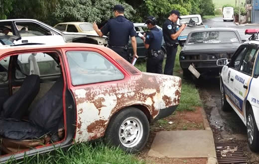 Carros abandonados são fiscalizados pela GCM