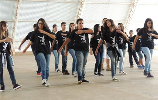 Hip hop encerra ano com apresentação em escola