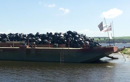 Ambiental recolhe toneladas de lixo do Rio Tietê