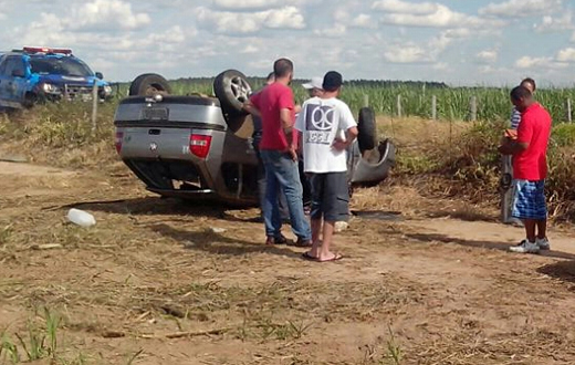 Veículo capota na Rodovia Alcides Soares